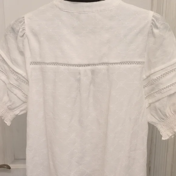 Chic White Button-Up Blouse - Picture 5 of 5